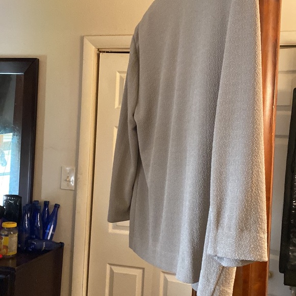 One piece sweater looks like 2 PCs knit - Picture 7 of 8